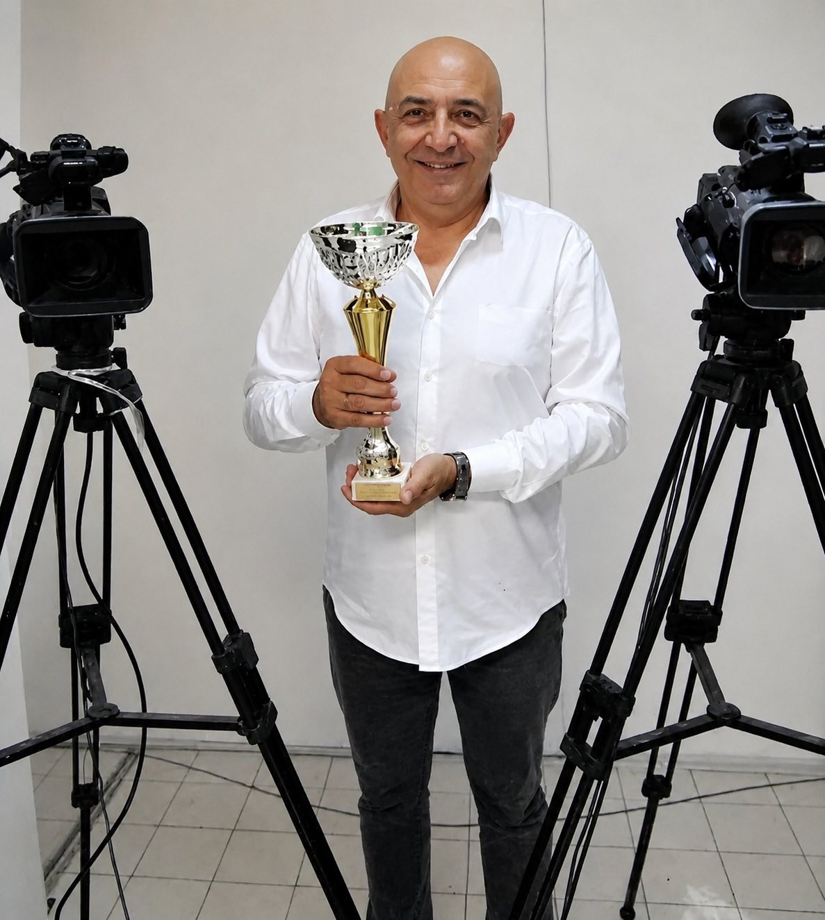 Goran sa TV peharom i priznanjima